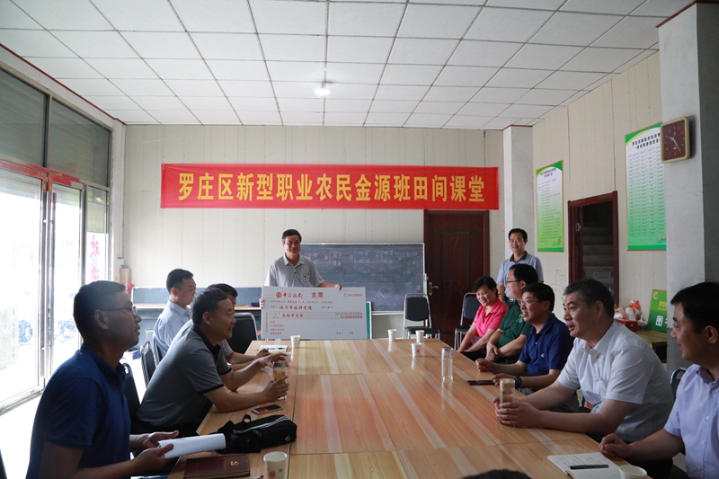 临沂市技师学院主要领导到第一书记任职村现