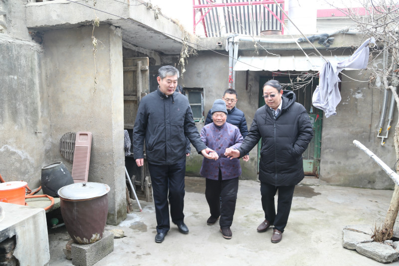 临沂市技师学院领导到派驻第一书记任职村送