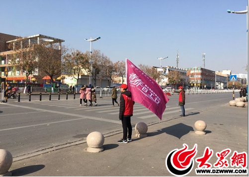 临沂市技师学院：义务指挥交通倡导文明出行